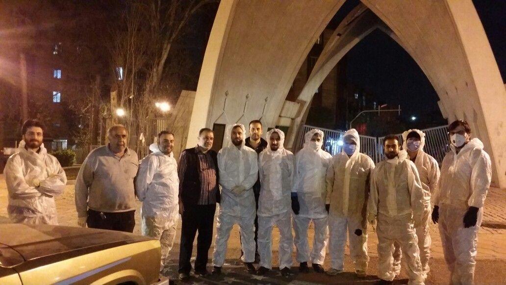 گروه جهادی دانشگاه علم و صنعت درقالب 10 گروه معابر شهر تهران را ضد عفونی می کند