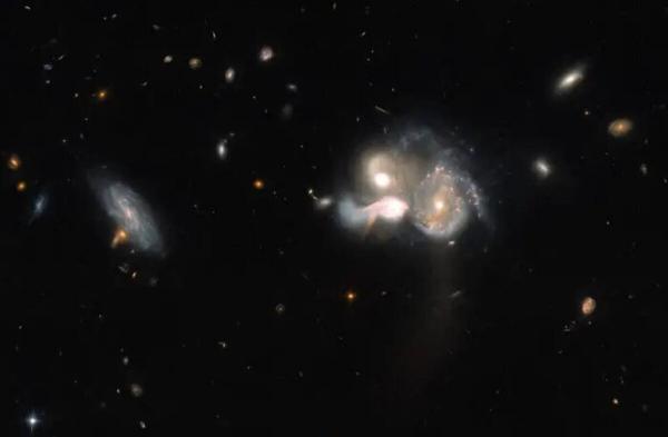 تصویر خیره کننده هابل از برخورد سه کهکشان