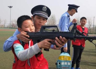 بچه ها چینی دست به اسلحه شدند، واکنش گسترده در آمریکا