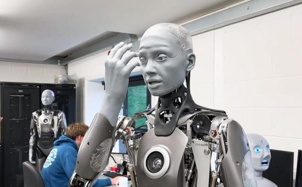 هنرنمایی شگفت انگیز پیشرفته ترین ربات انسان نمای دنیا به چند زبان
